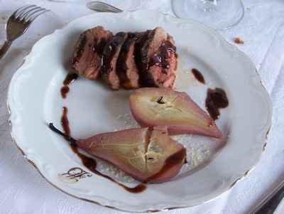 Magrets de canard, poire au vin et sauce au saveurs de canelle et de miel