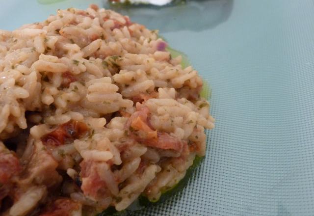 Cabillaud lardé au jambon de Parme et au pesto, et son petit risotto aux tomates séchées