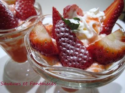 Coupe  de  fraise avec coulis et crème chantilly