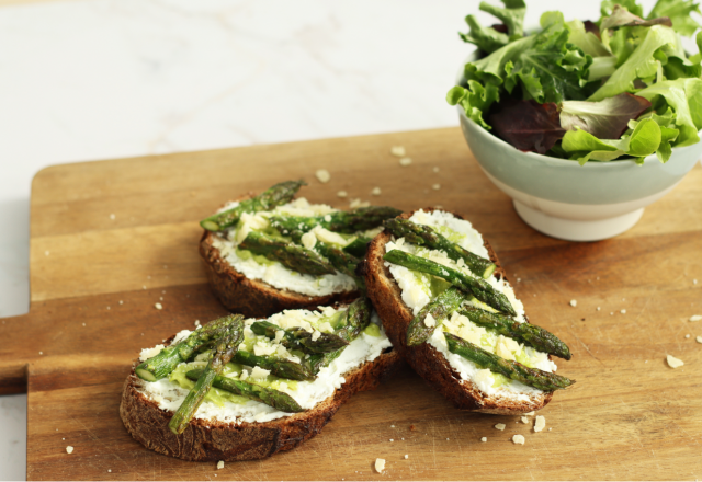 Tartines de chèvre frais au pesto d’asperges et pointes d’asperges