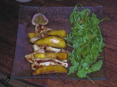 Salade tiède de poulet à la mangue et au fruit de la passion