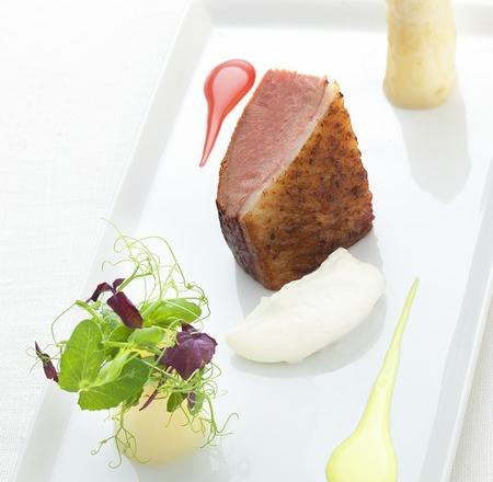 Filet de canette 'rosé' et asperge blanche vinaigrette Crème fouettée, herbes fraiches