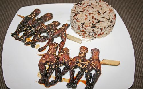 Cuisses de grenouilles caramélisées à la chinoise accompagnées de riz trois saveurs