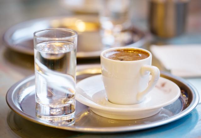 Vous allez être surpris en découvrant à quoi sert le verre d’eau servi avec votre café