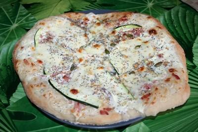 Pizza blanche lardons, courgettes et graines