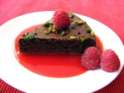 Moelleux choco-pistache et son coulis de framboises vanillé