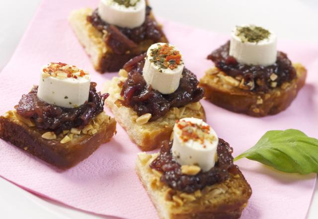 Croûtons aux amandes à la confiture d'oignons rouges et Apérivrais saveurs d'Italie