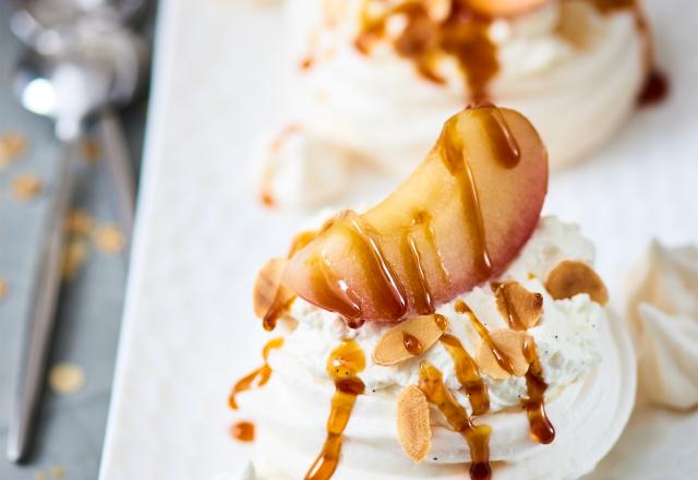 Pavlova à la pomme confite caramel et amandes