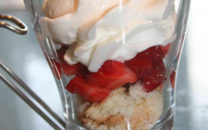 Verrine de charlotte aux fraise façon capuccino