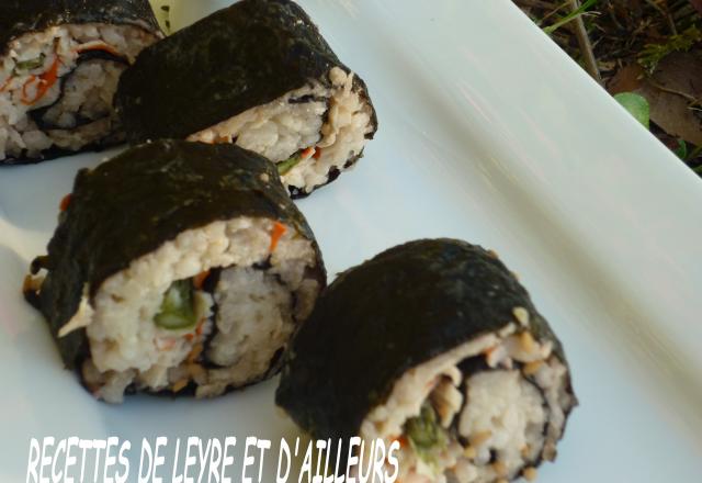 Maki aux asperges, avocat, surimi & shiitake