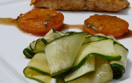 Pavés de saumon au curry, abricots poêlés & tagliatelles de courgettes.