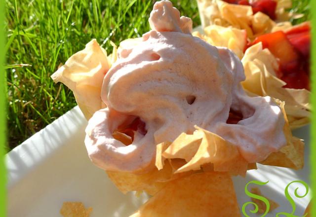 Coupelle filo et sa garniture de mangue-soupe de fraises