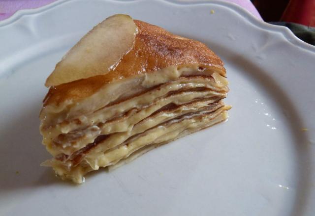 Gâteau de crêpes poire-crème vanillée