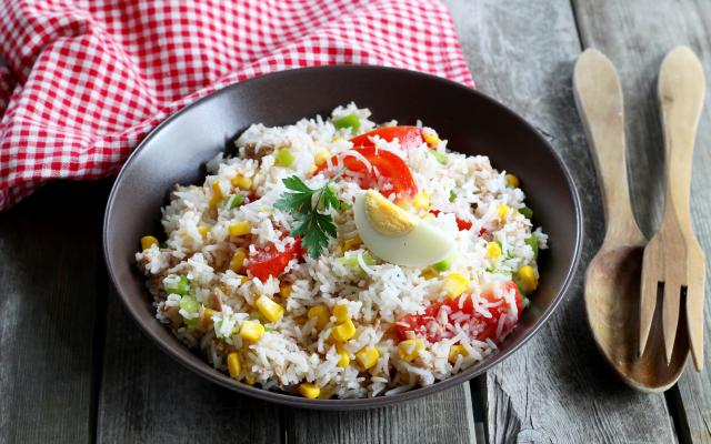 “Testée et approuvée par mes enfants et moi-même” : la salade de riz c’est simple et bon, encore plus avec cette recette notée 4.9/5 sur 750g !