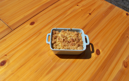 Crumble aux pêches et pistaches