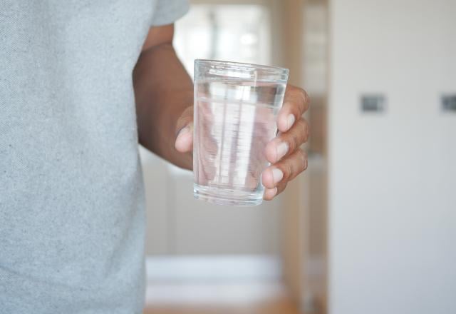 Fini les traces blanches sur vos verres avec ce liquide de rinçage maison qui ne coûte que quelques centimes !