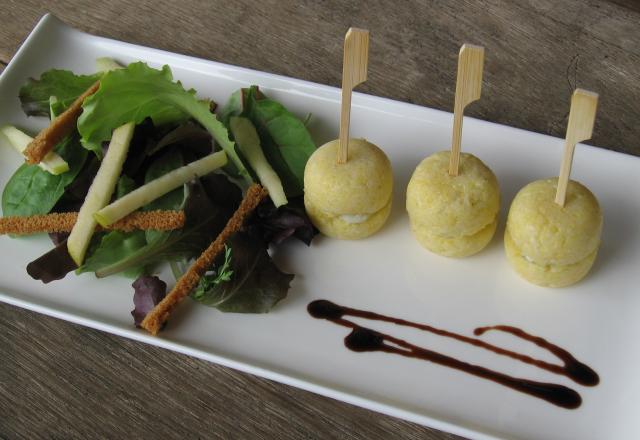 Bouchées de polenta au roquefort, mesclun et mikado pomme et pain d'épices