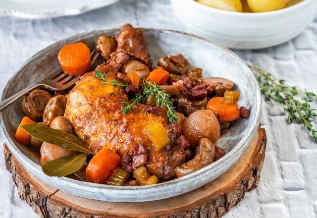 Pour régaler toute la famille, Chef Damien partage sa recette de poulet bourguignon, une alternative économique et facile à faire  !