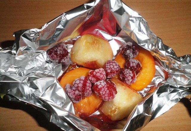 Papillote de fruits d'été au barbecue