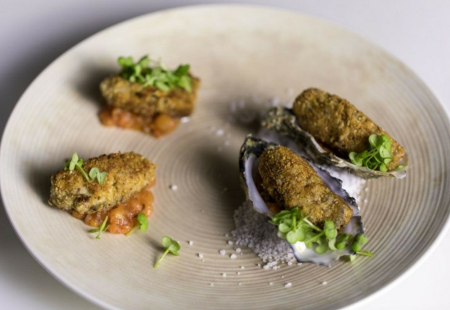 Huitres panées à la chapelure de noisettes, confit de tomates au piment d’espelette