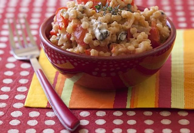 Risotto d'orge aux poivrons, tomates et roquefort