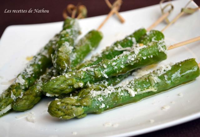 Asperges vertes grillées, huile d'olive au citron et parmesan