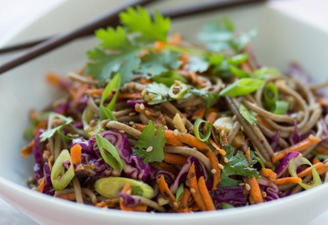 Wok de nouilles soba aux légumes