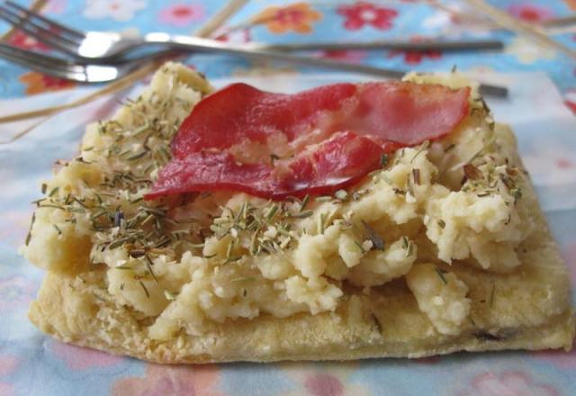 Tartelette à la purée de pommes de terre aillée et chips de lard