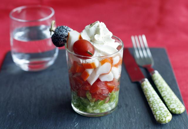 Verrine salade, tomates, bâtonnets Saveur Coraya et chantilly Chavroux