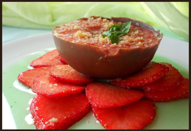 Mousse de fraise dans sa coque de chocolat au lait sur carpaccio de fraise au sirop de basilic