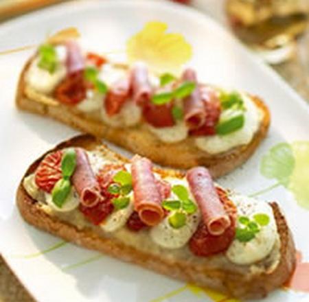 Bruschetta tomates confites, jambon italien, mozzarella et marmelade d'oignons