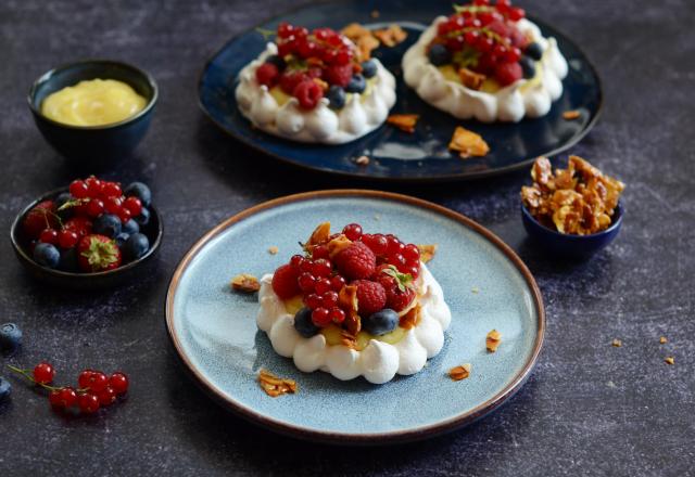 Pavlova d'été à la crème de citron et aux fruits rouges