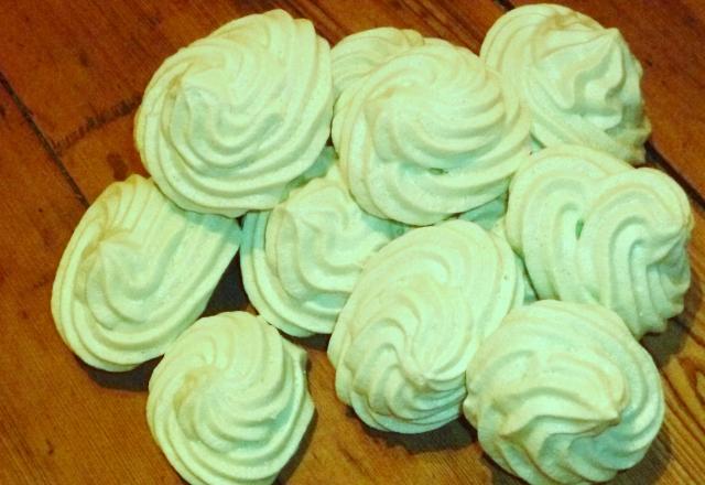 Petites meringues colorées