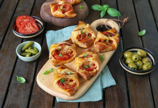 Feuilletés aux tomates, pesto et gruyère