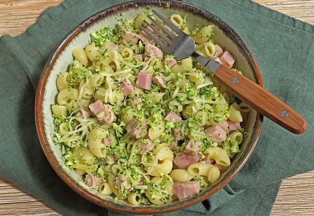 Risotto de coquillettes au jambon et fromage, semoule de brocoli