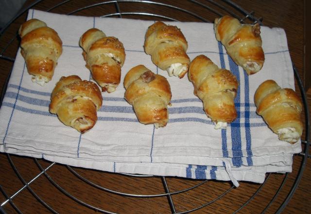 Mini-croissants chèvre et noix