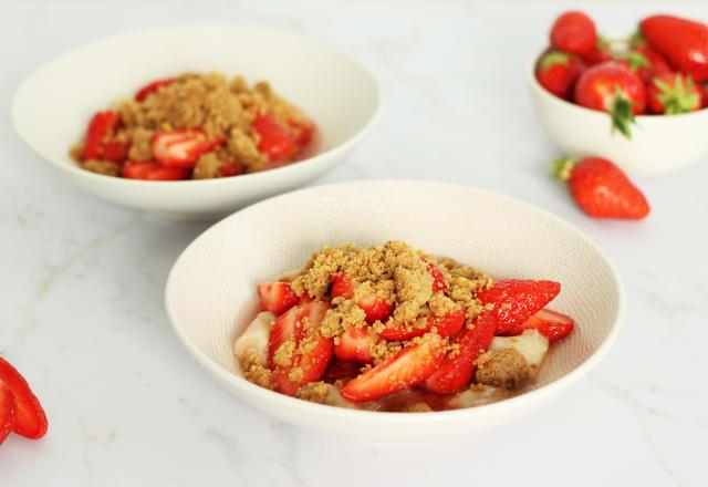 “Belle et délicieuse recette” : noté  4.8/5 par nos lecteurs, ce crumble fraises et rhubarbe est un dessert de saison parfait !