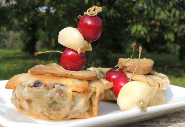 Charlottines pliées SO GERS : foie gras, ail blanc, cèpes réduits au Floc, pickles de cerises..