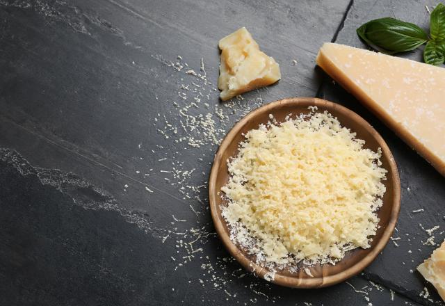 Voici comment faire du parmesan râpé très facilement avec un mixeur !