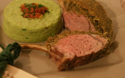 Carré d'agneau aux noix & aux herbes avec une purée de fèves persillée