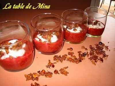 Rouges verrines rhubarbe-fraise, et miettes de fruits secs