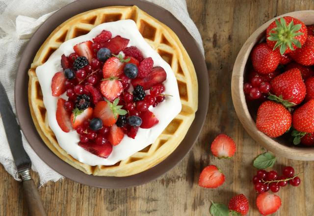 Gaufres aux fruits rouges et à la crème montée