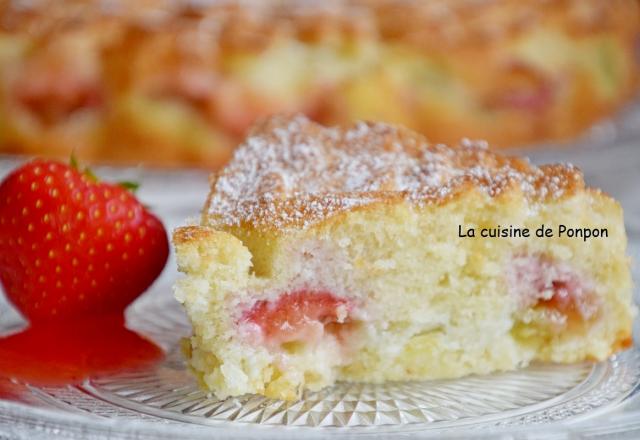 Gâteau moelleux à la rhubarbe et fraises