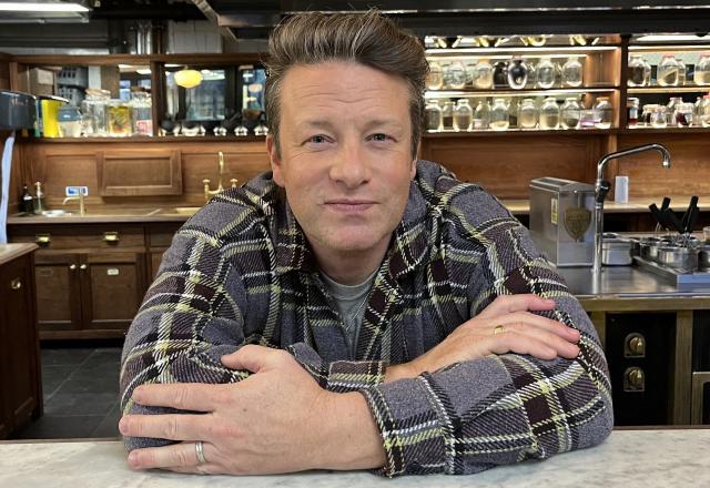 Jamie Oliver dévoile son astuce géniale pour transformer une simple soupe en un plat savoureux et croustillant