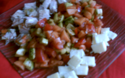 Assiette fraîcheur, tomates, melon, courgette, cantal et poulet