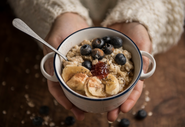 Prêt en 5 minutes, peu sucré et riche en fibres : voici la recette de l’overnight porridge, parfait pour le petit déjeuner !