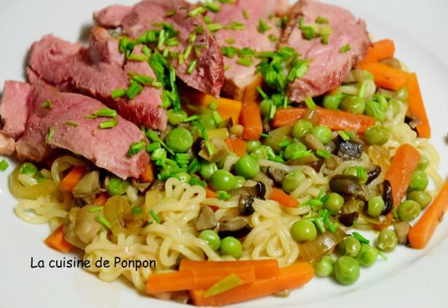 Filet de canard sur un lit de nouilles sautées et ses petits légumes