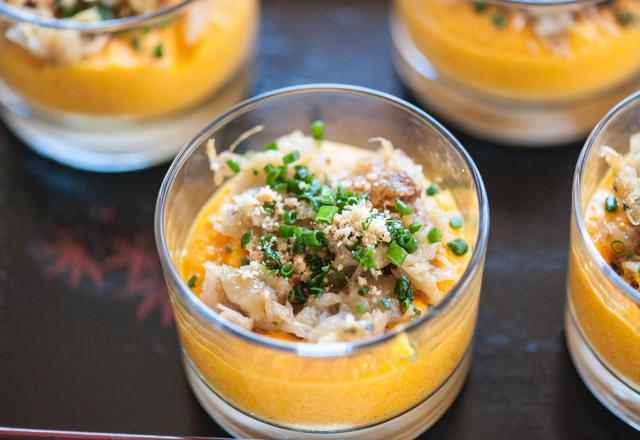 Verrine de mousse de carottes brisure de cacahuète, nage de poireaux caramélisés