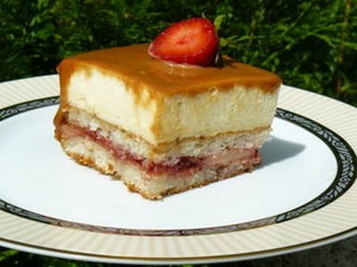 Entremet pêches fraises caramel