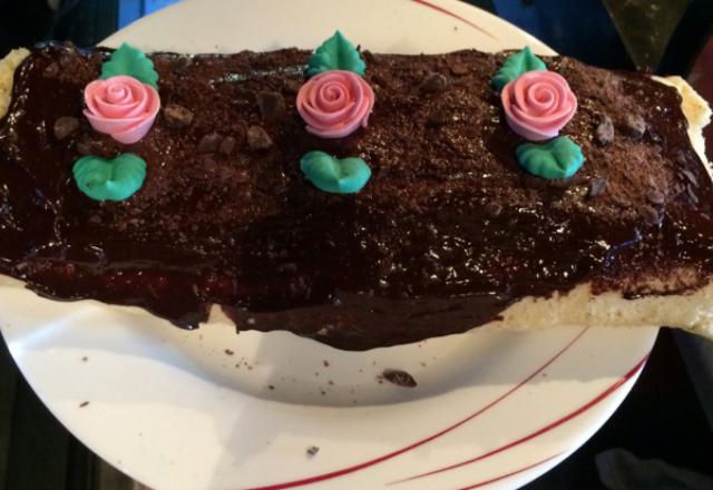 Bûche à la crème de cerise glacée au chocolat noir sans gluten ni caséine